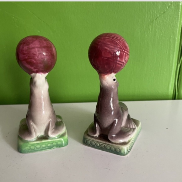 VINTAGE MCM CIRCUS SEAL w/ BALL on nose ceramic SALT & PEPPER SHAKERS SET Japan - Picture 2 of 4